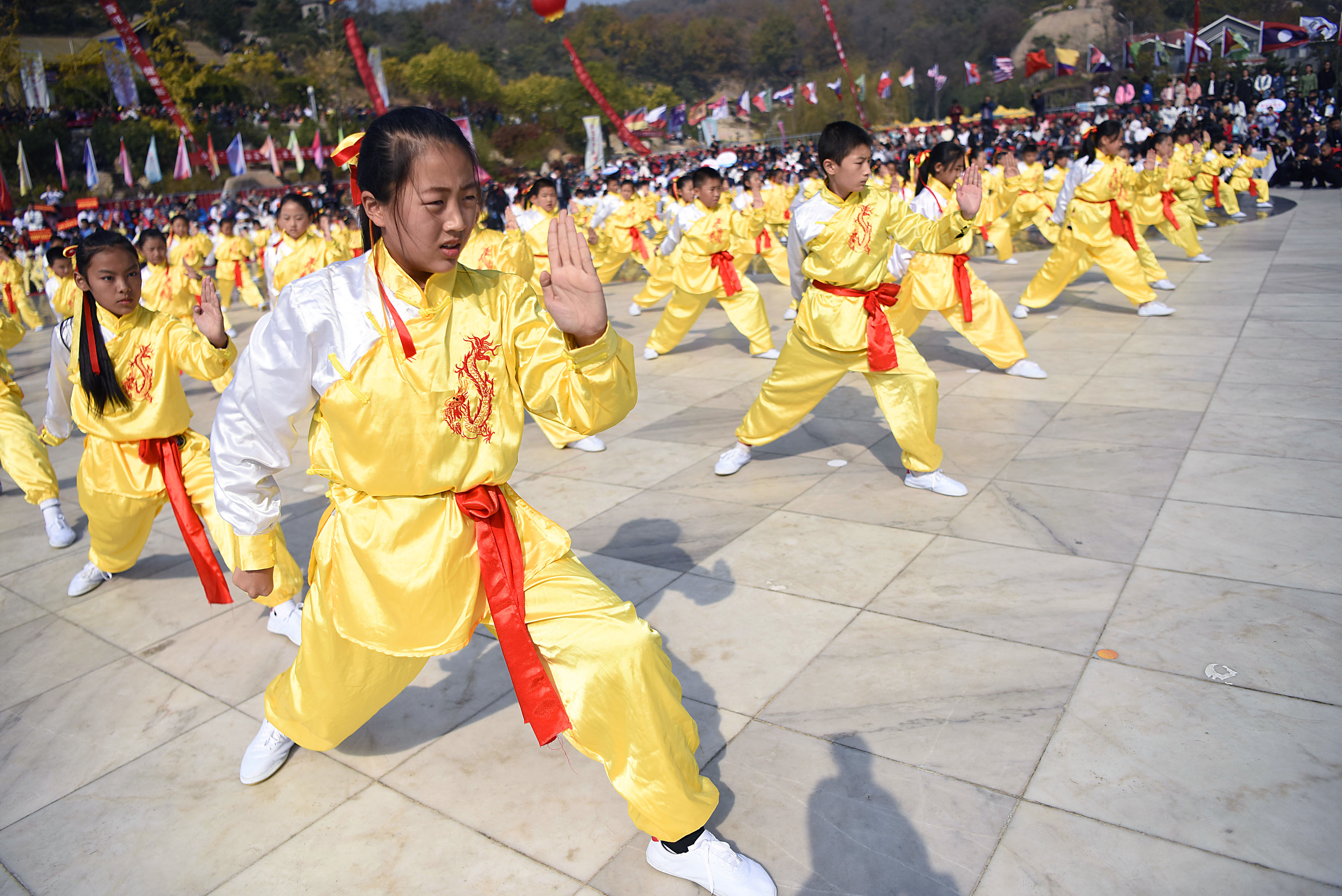 人们载歌载舞庆祝中国(日照)大青山第五届国际太极拳大赛开幕.