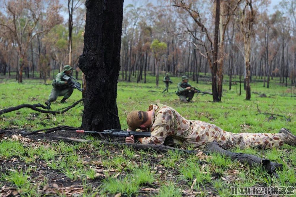 班組進攻,可以看到新加坡士兵使用sar-21自動步槍和ultimax100機槍.