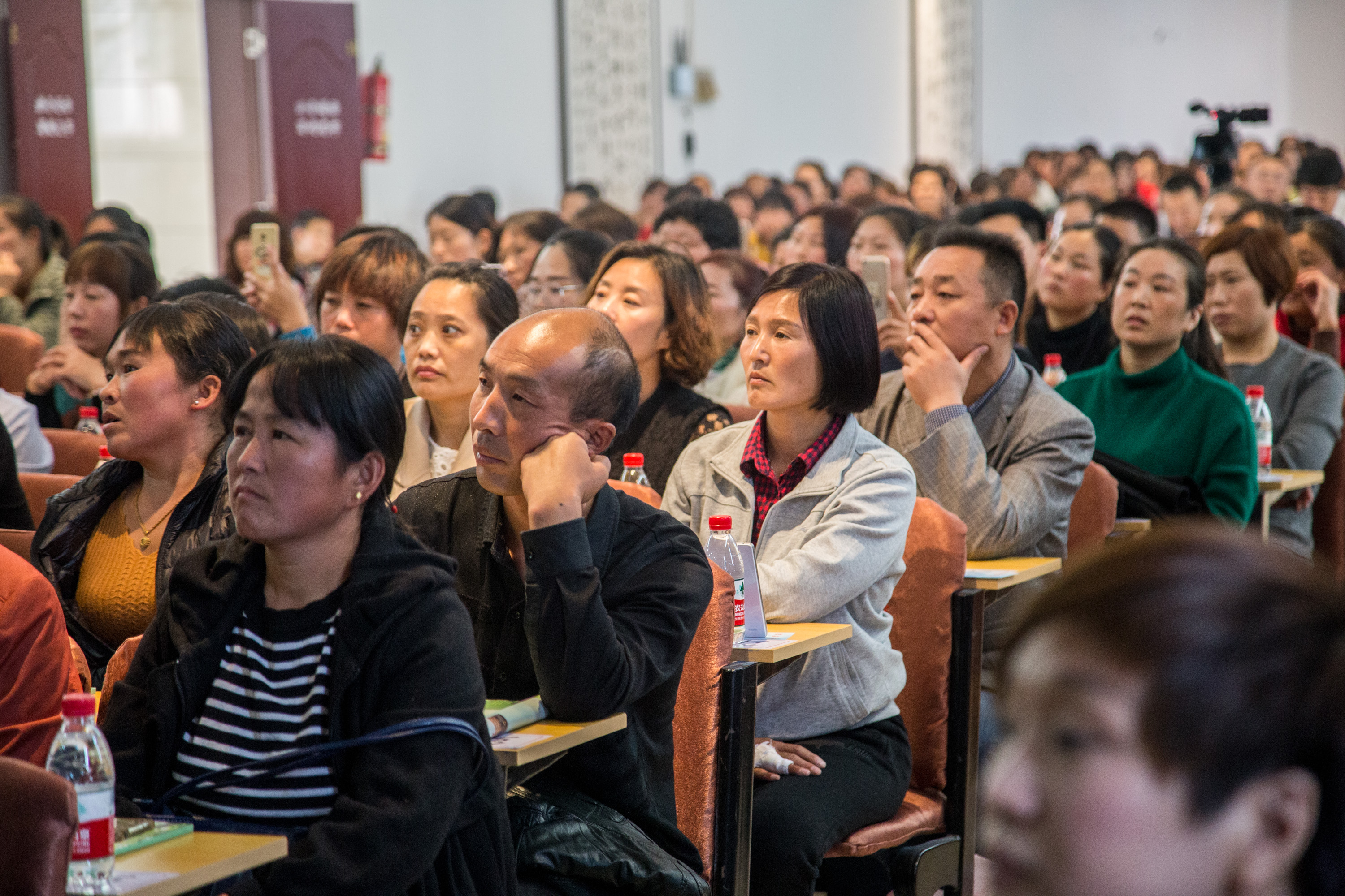 羲城中学的学生家长们也在认真学习