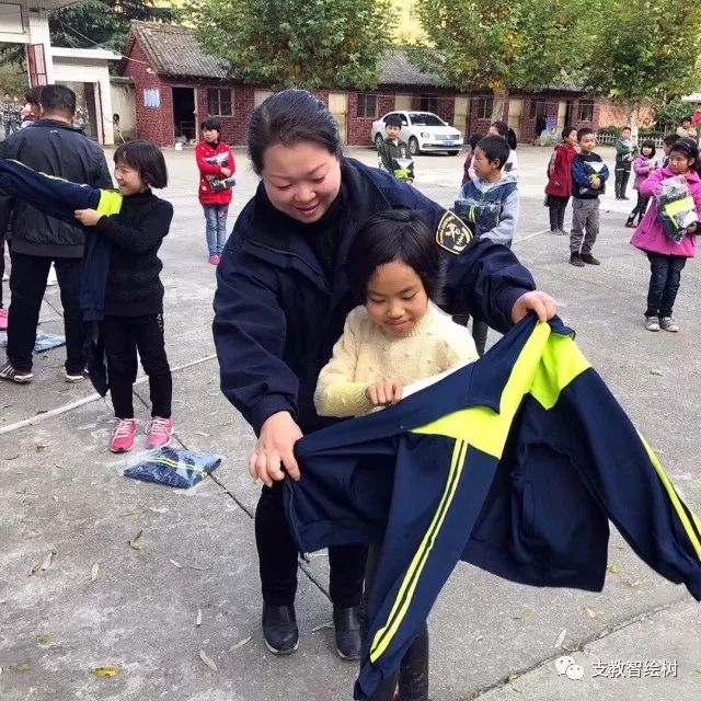 黃老師幫海龍小學的孩子們穿校服10月的五里川,秋意漸濃,陽光照在山上