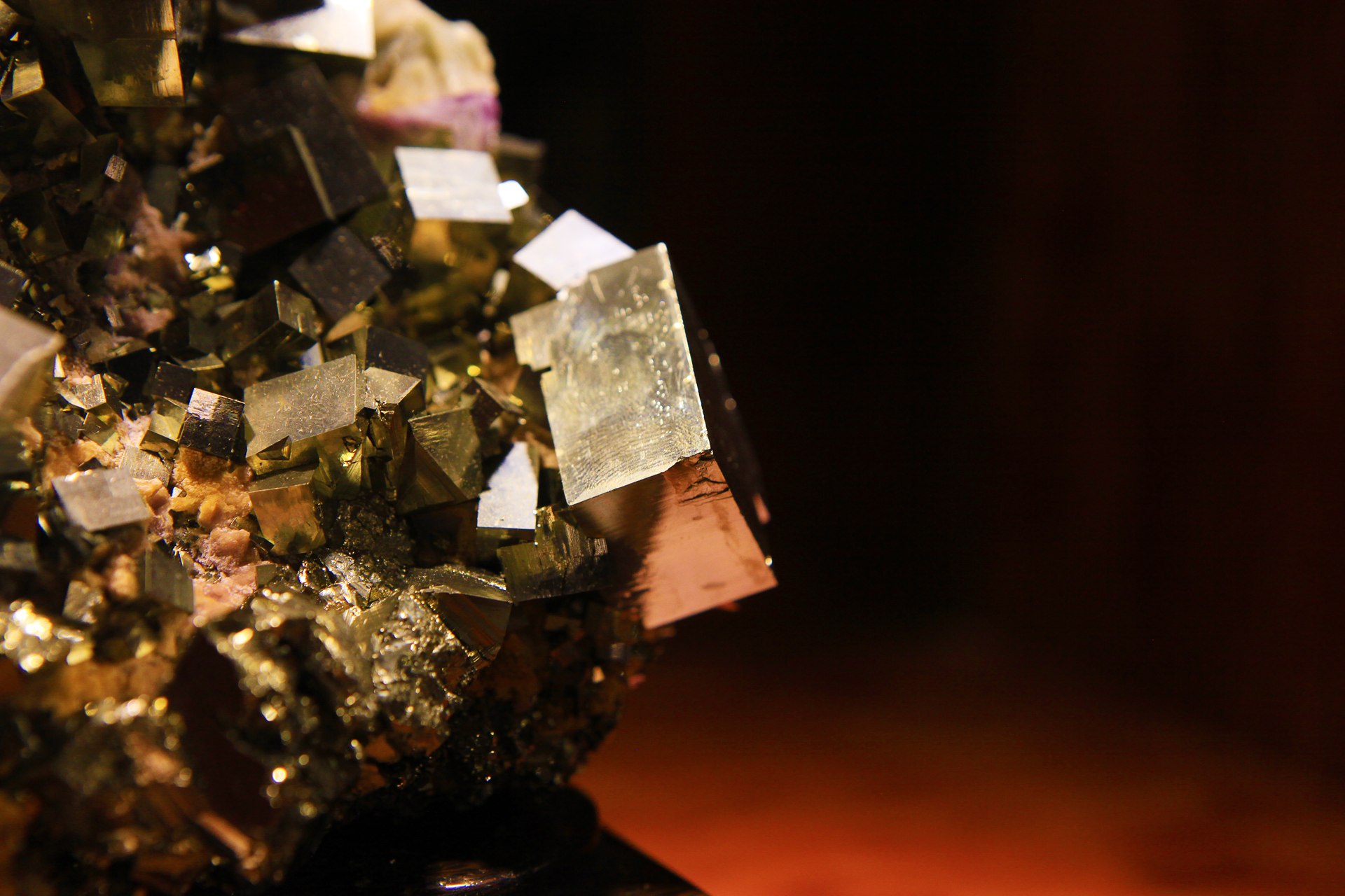 矿物晶体奇石收藏鉴赏之黄铁矿
