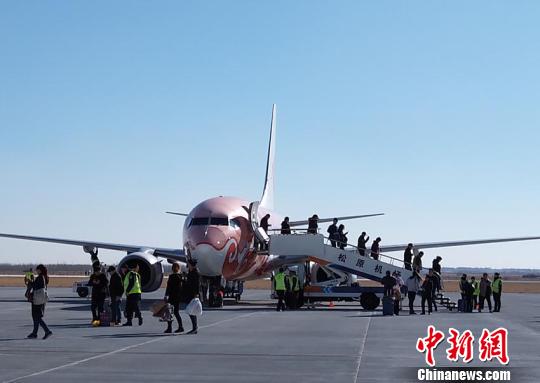 松原查干湖机场迎来的首个航班 柴家权 摄查干湖是中国著名的渔猎文化