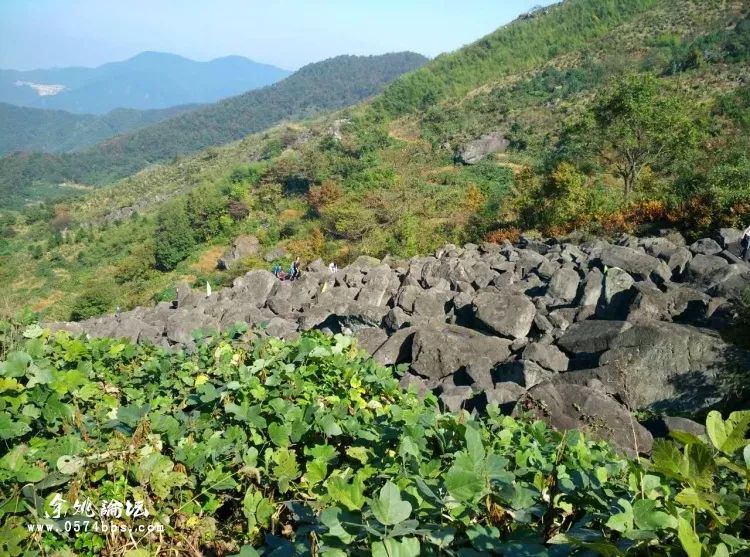 市岭南乡依托万年石浪,千年梯田,百年古村等独特资源,以"神奇覆卮山