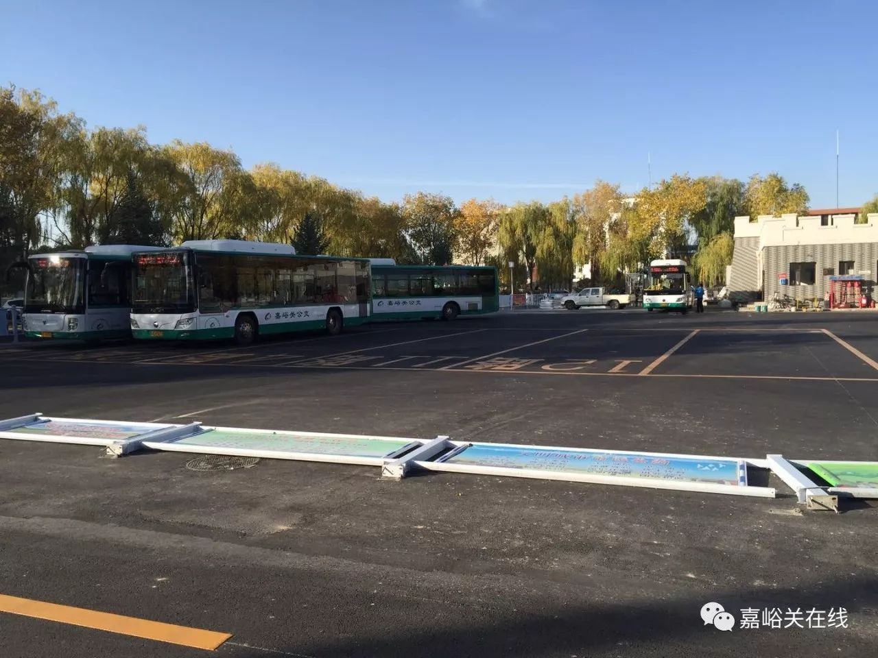 火車站站前廣場公交車站改造後的嘉峪關火車站站前廣場,是不是