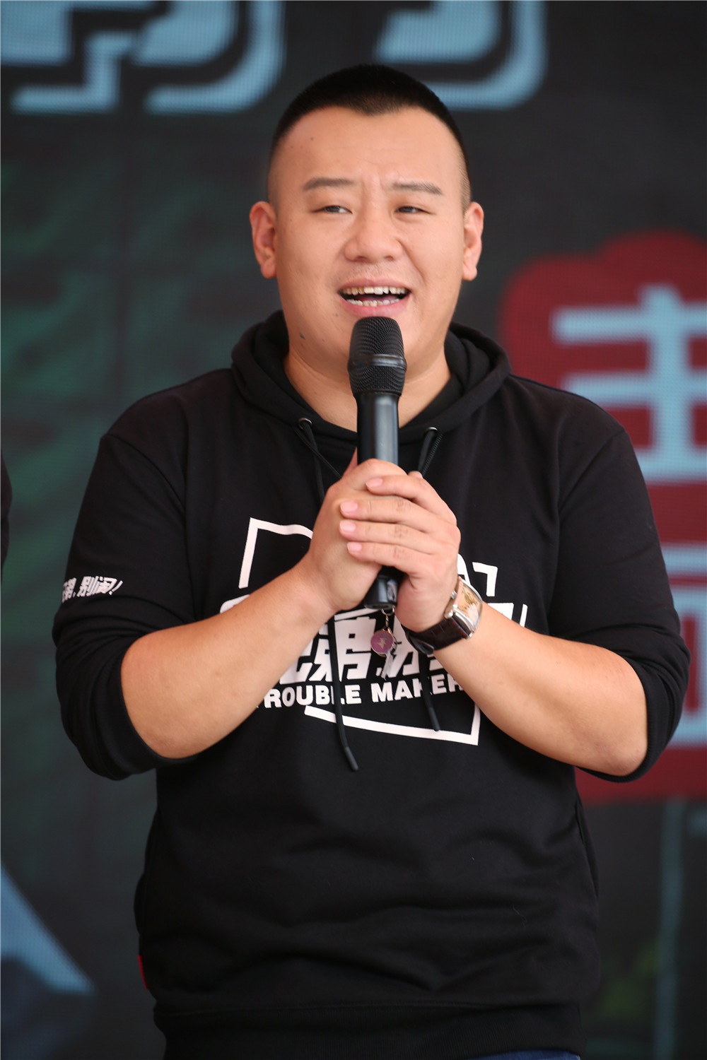 由著名喜剧演员,嘻哈包袱铺掌门高晓攀自导自演,孙集斌联合导演