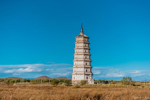 释迦佛舍利塔通称白塔子,根据出土的碑文,砖铭证实,该塔名为释迦佛