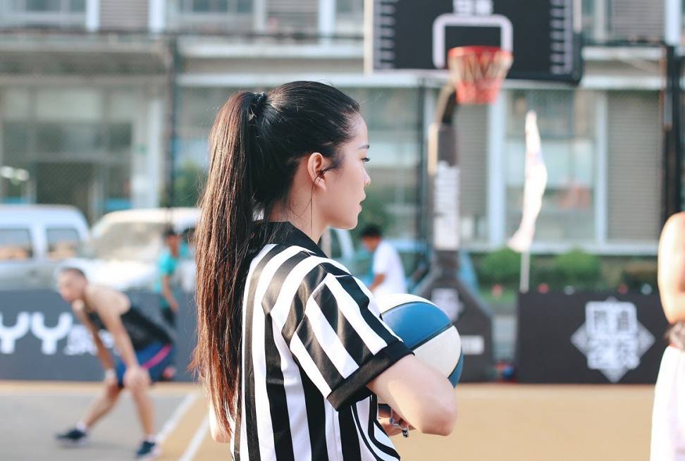 ball girl 元媛媛,不会单手抓球的裁判不是一个好模特