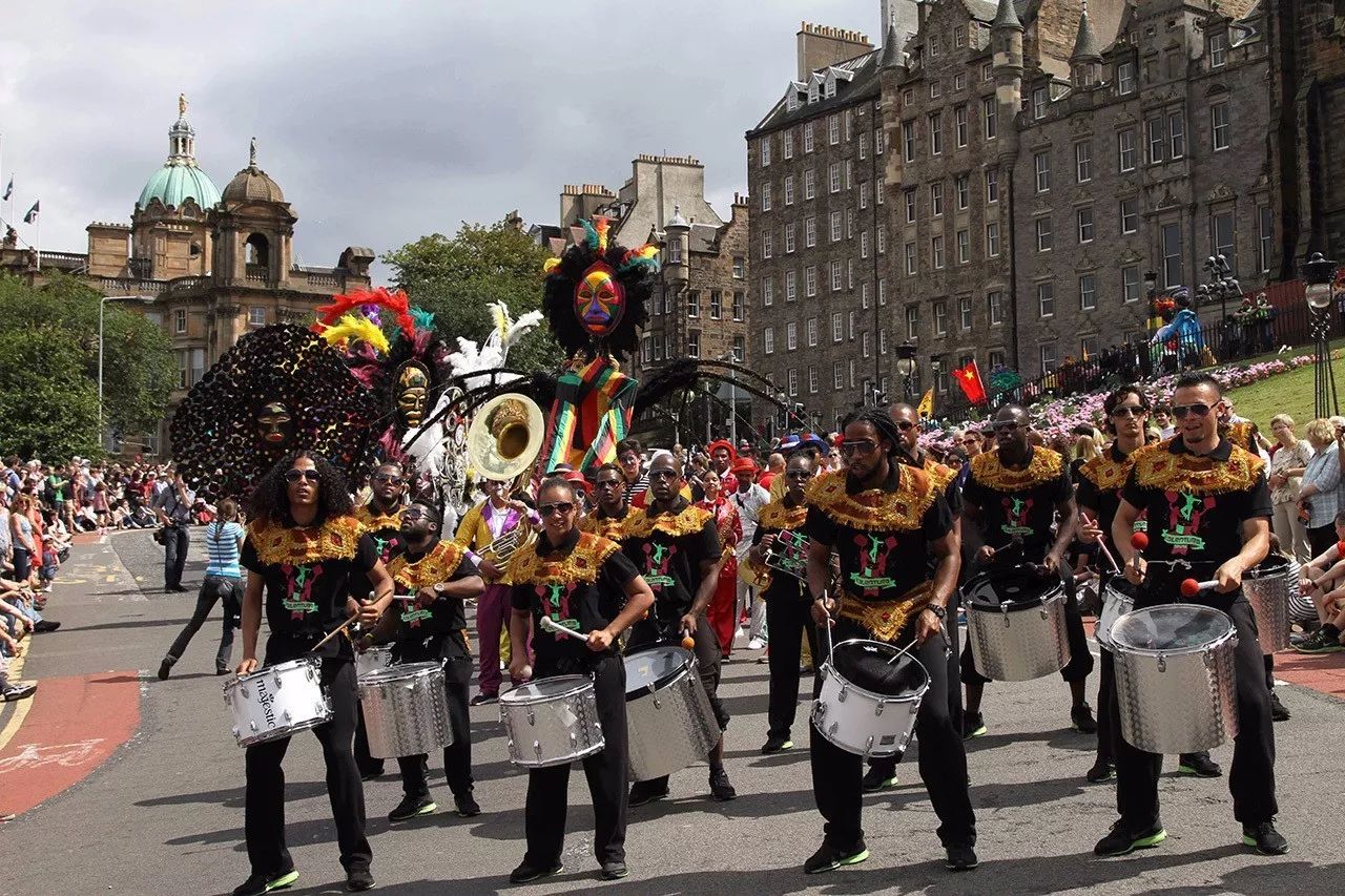 行进管乐的狂欢天堂爱丁堡艺术节爱丁堡国际军乐节