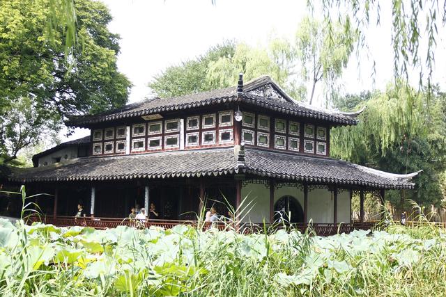 分東花園,中花園和西花園,東花園以秫香館(shú),涵青亭,天泉亭等為主