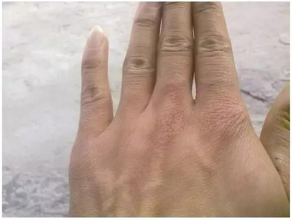 秋冬季粗糙干燥的一双手绝对不是你的美丽标配,泰国护手霜抹起来,颜值