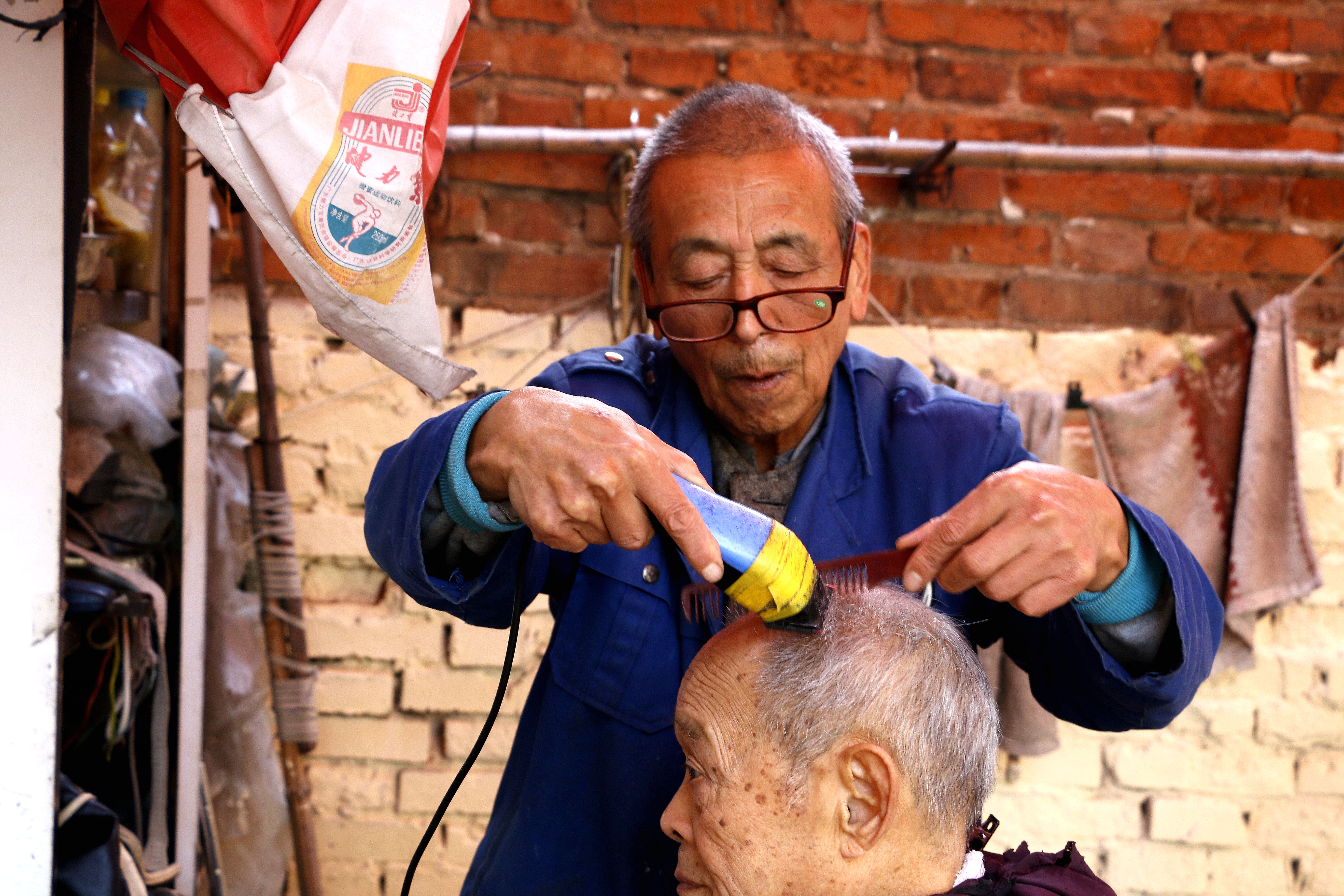 郑州7旬剃头匠坚持剃头60年 每人一次只收3块钱