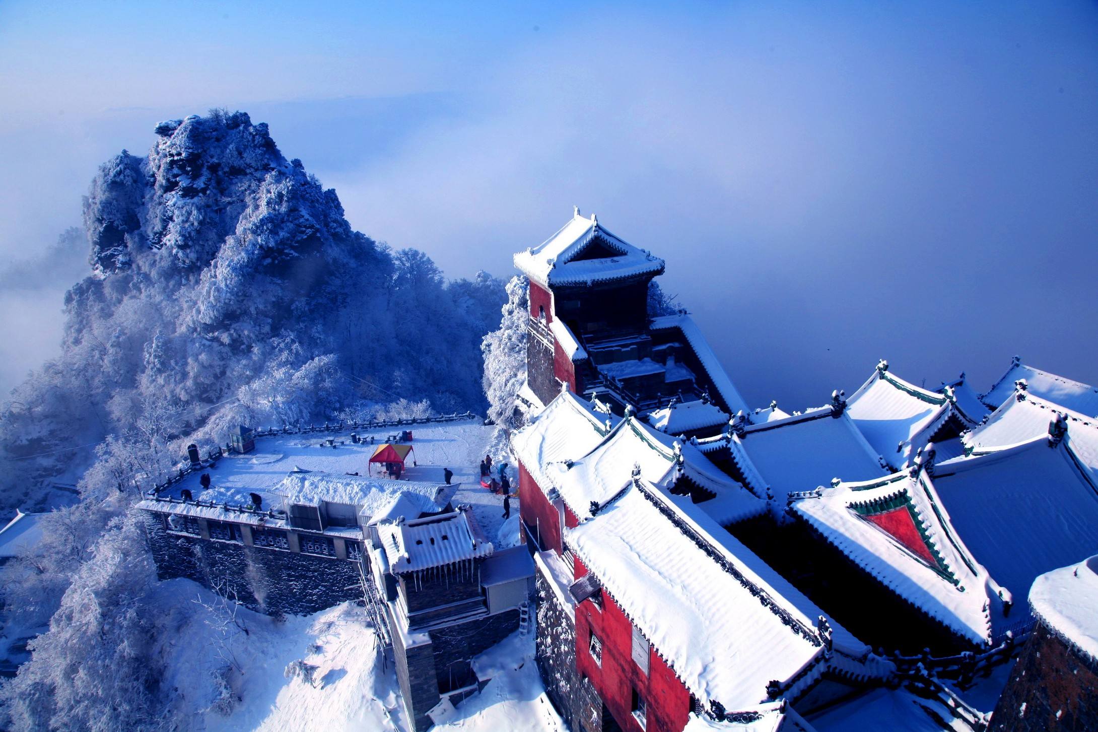黄鹤楼位于湖北省武汉市长江南岸的武昌蛇山之巅,为国家5a级旅游景区