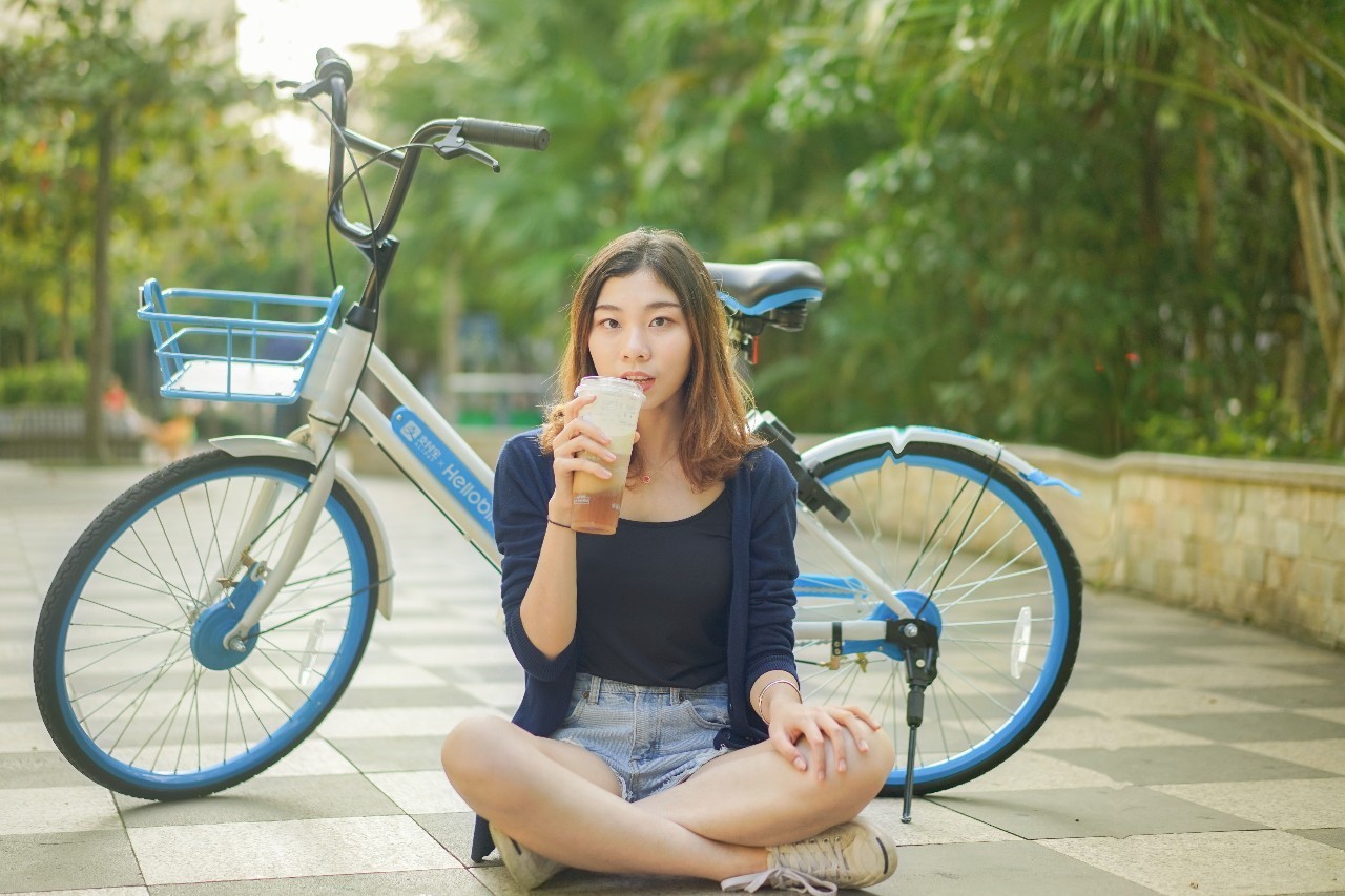 骑共享单车的美女图片