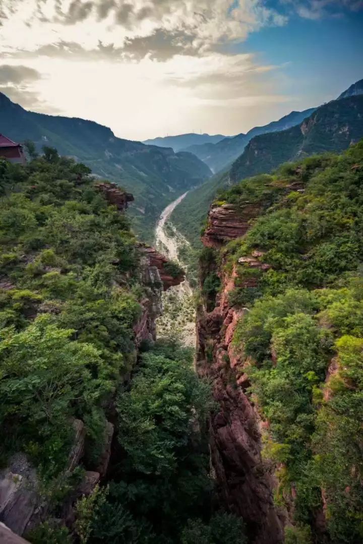 從河南焦作市修武縣坐大巴車到雲臺山景區,一路山高谷深,隧洞相連.