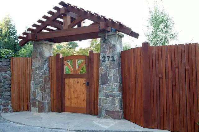 有各种各样的造型原木的,铁艺的,复古的可以设计自己的庭院门想拥有一