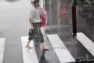 雷雨天赤脚行走或避雨会加大了被雷击的几率,所以一定要让孩子立即穿