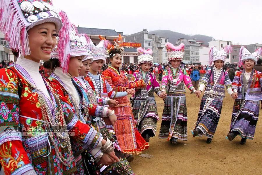 各族居住的有苗,彝,仡佬,壮,汉等5个民族,各个民族都有独特的民族风情