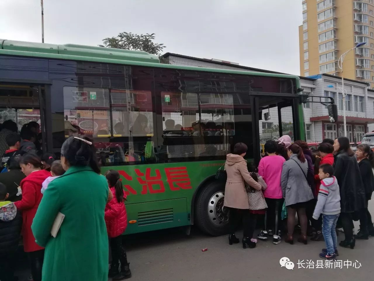 【不文明行為隨手拍】文明乘車,家長應該為孩子做個好榜樣