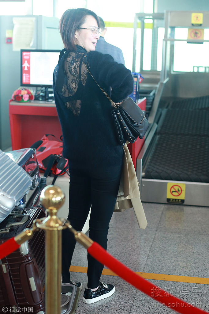 42岁的蒋勤勤与助理现身机场,蒋勤勤一身简单的黑装现身机场,背后却大