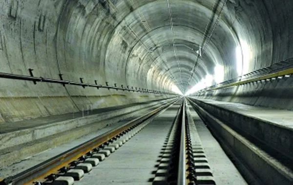 西十高铁最长隧道图片