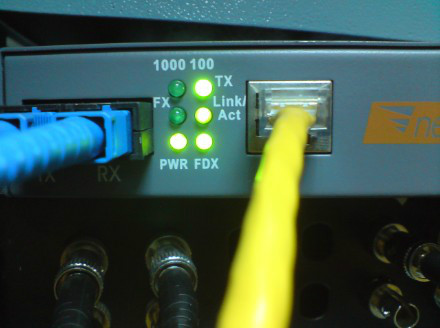 a, 如收发器的光口(fx)指示灯不亮,请确定光纤链路是否交叉链接?