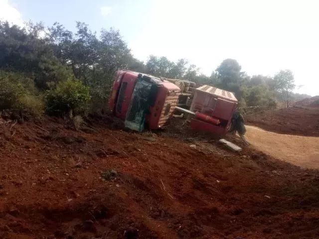 宣威花椒中队辖区秀河线k926十100m处发生一起大货车侧翻道路交通事故