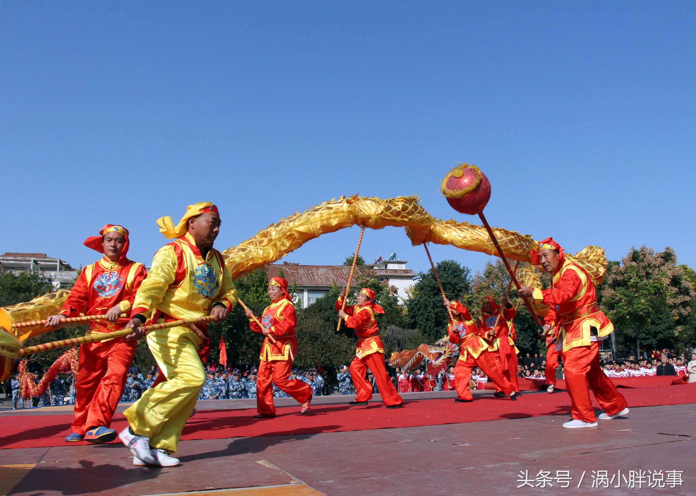 祖孙四代表演舞龙舞狮,一年上台百余场,家里买车买房