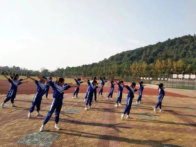 江西省西山学校在抓好文化教育教学的同时,将武术作为特色教育之一,在