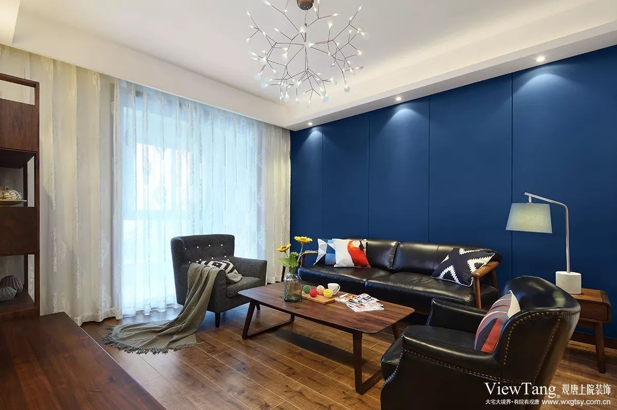 客厅灰蓝色的主调,简单的陈设,已感受到时尚简约的氛围,体现出业主的