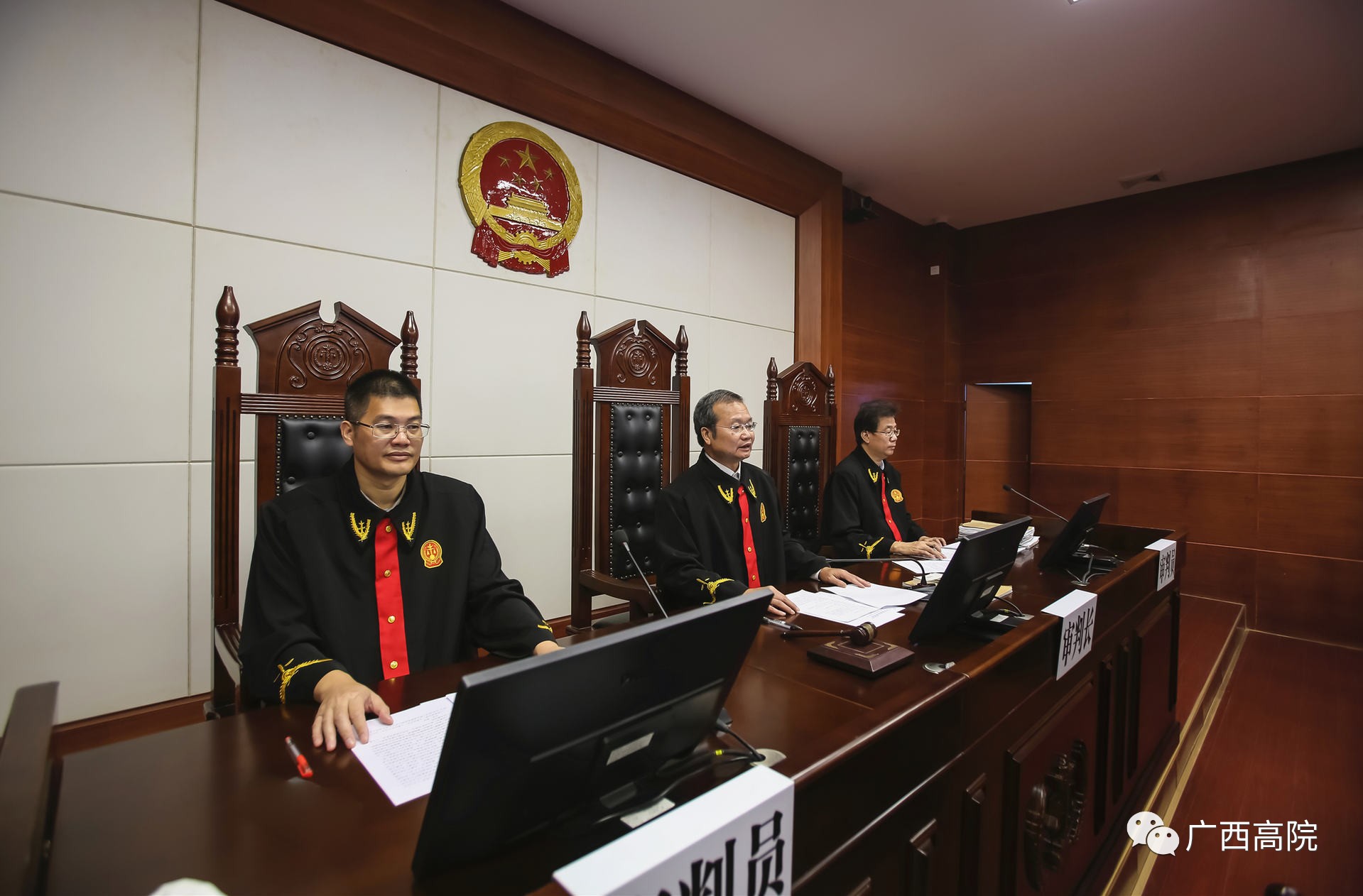 广西壮族自治区高级人民法院二审在玉林市公开开庭审理上诉人龙建才