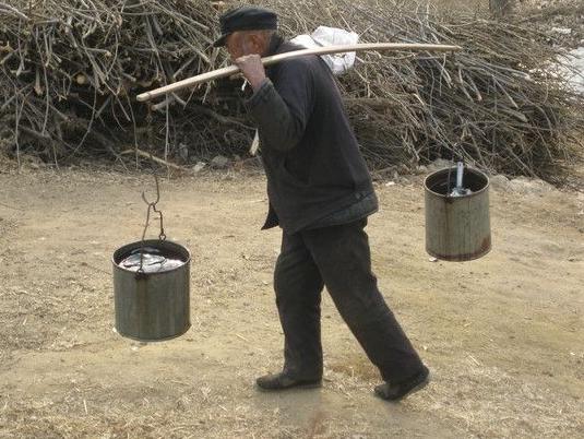 挑担子的老头图片图片