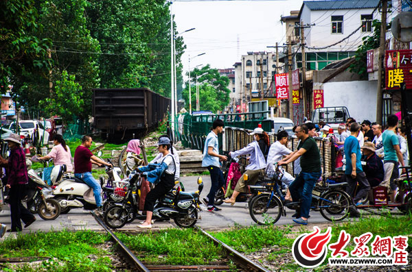 路人走过铁道口 姚秀谦拍摄