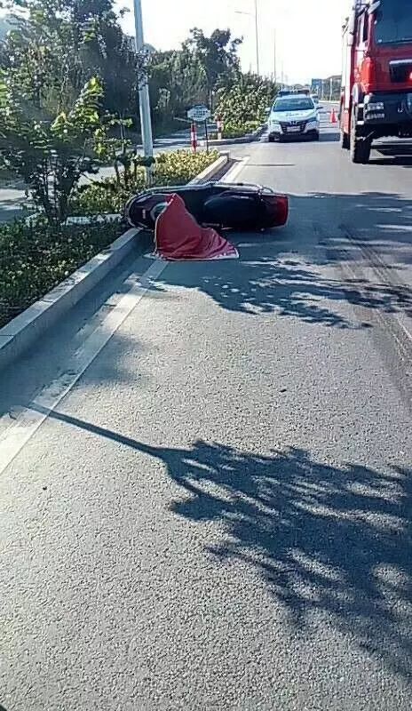 突發|紹興平水大道發生慘烈車禍,大貨車撞上電瓶車,一女子被壓在車輪