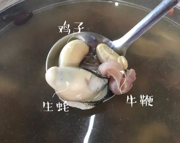 吃完这一锅顿时战斗力飙升,锅中材料满当当~牛鞭鸡子生蚝鸡煲所以建议