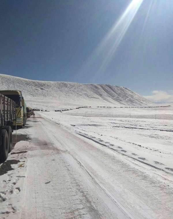 西藏自治区公路局养护管理处工作人员提醒广大司机遵守交警,路政的