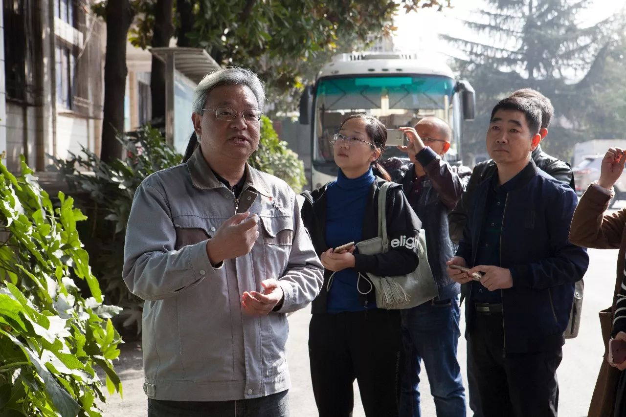 在贵州董酒副总工程师李其书的陪同下,考察团一行先