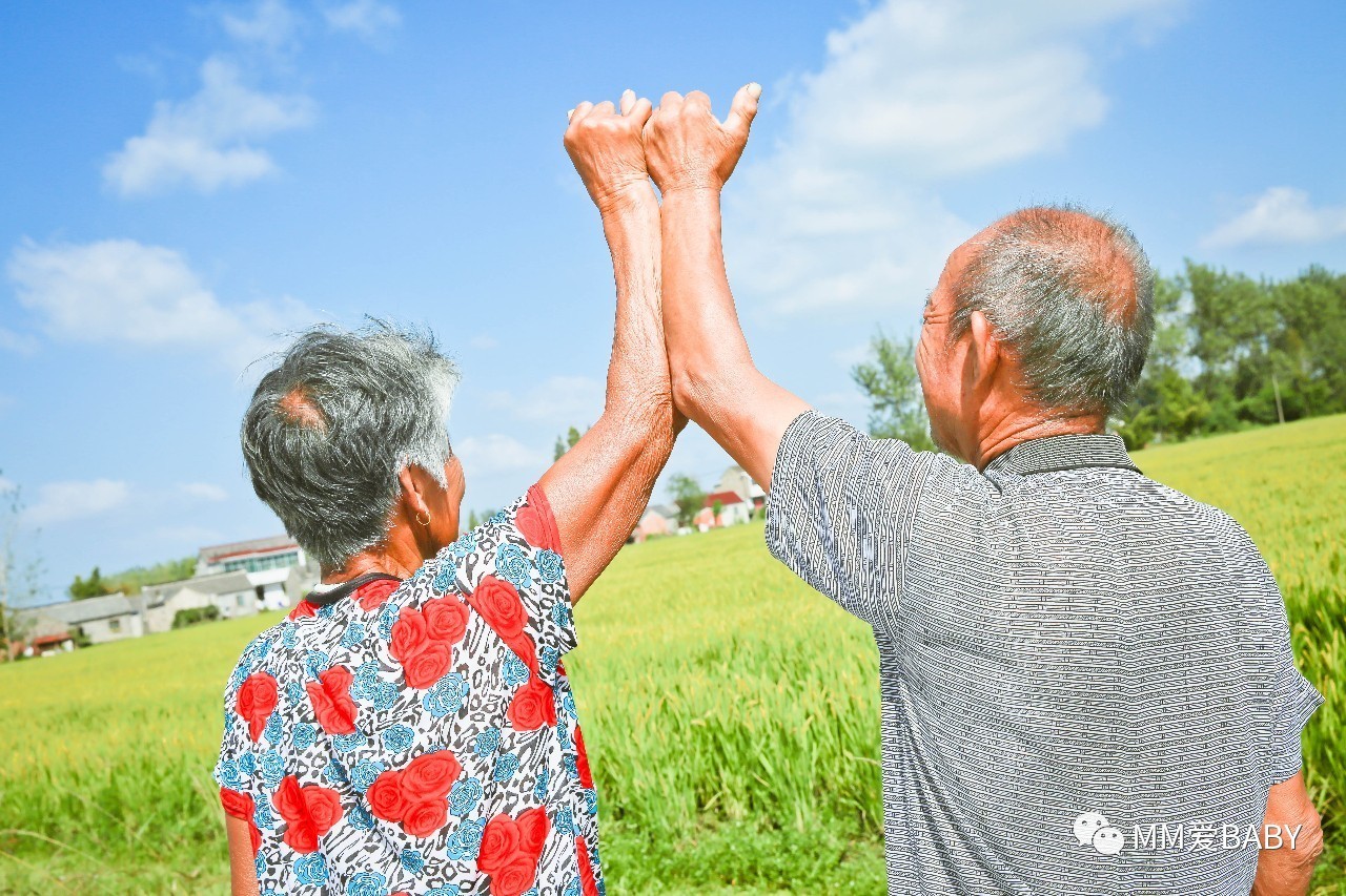 陪伴老一辈最美爱情孙女为80岁爷爷奶奶拍最萌情侣照