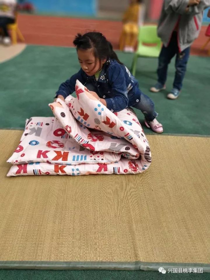 我是自理小能手春雨愛心主題幼兒園舉行生活技能比賽