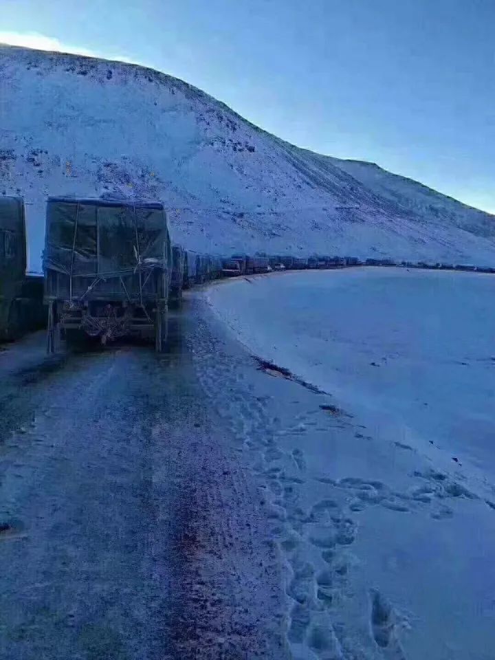 紧急通知唐古拉山大雪封路导致严重堵车时长70多小时80多公里数百司机