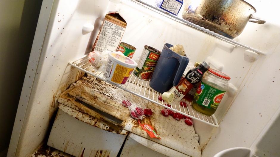 就连冰箱也是脏乱家里到处是杂物,客厅到处都是垃圾,垃圾摆满了整个家