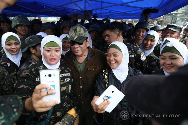 菲律宾女兵剃光头图片