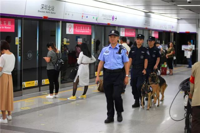 民警在地铁站执勤