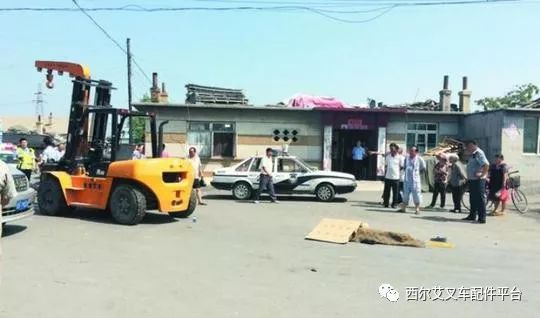 男子驾驶叉车上路竟不看路撞倒行人