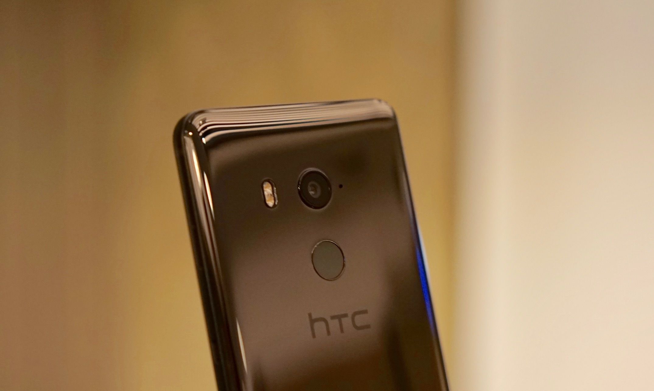 htcu11首發上手有全面屏還有最酷的半透明玻璃後蓋