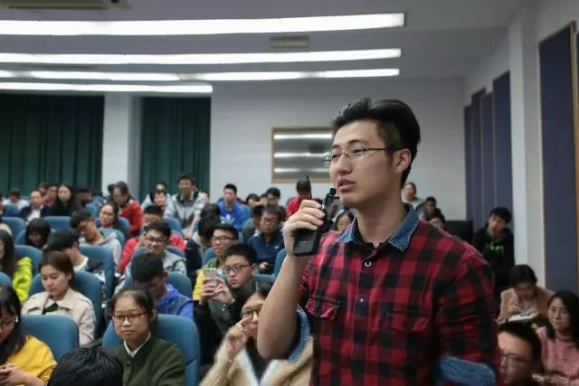 震惊!李敏俊xi现身上海大学演讲,村长帅出新天际