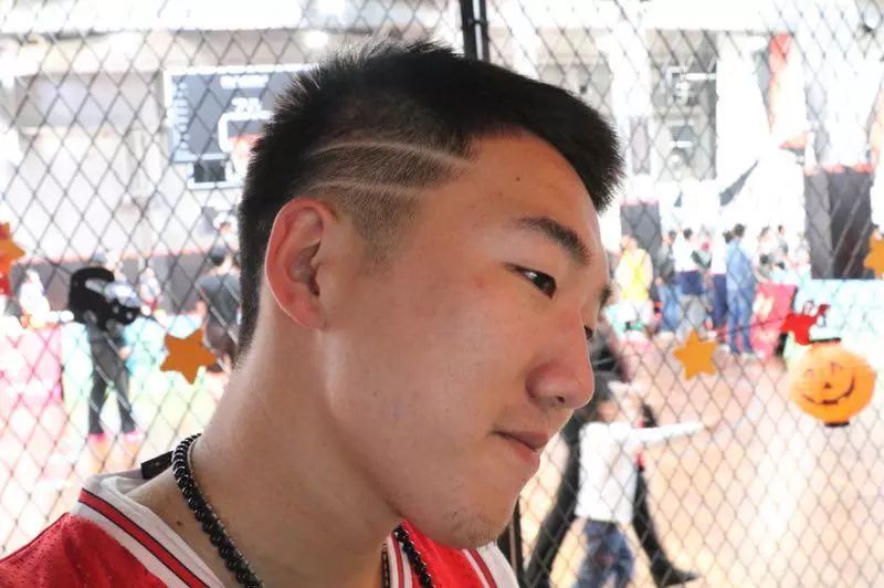 【 上海的群众篮球赛事,竟这么利用nba球员的发型大做文章搞嘘头!】