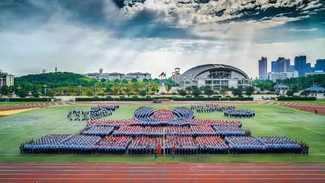 武漢東湖學院坐落在湯遜湖畔的最美大學