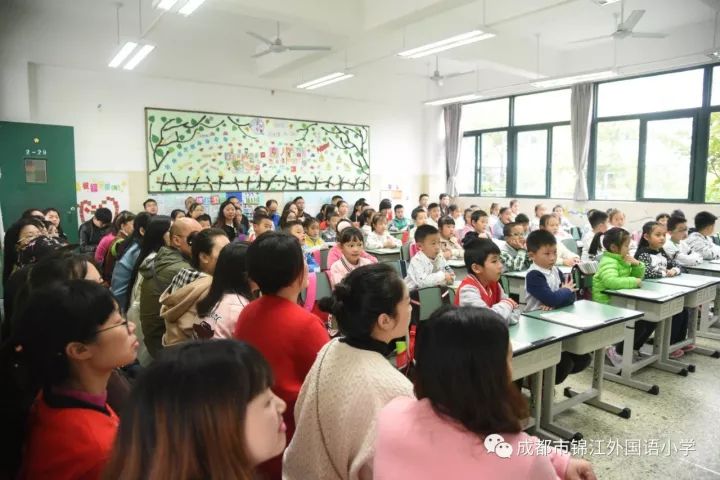 为领巾添彩 向梦想启航—成都市锦江外国语小学2017级"家校携手"