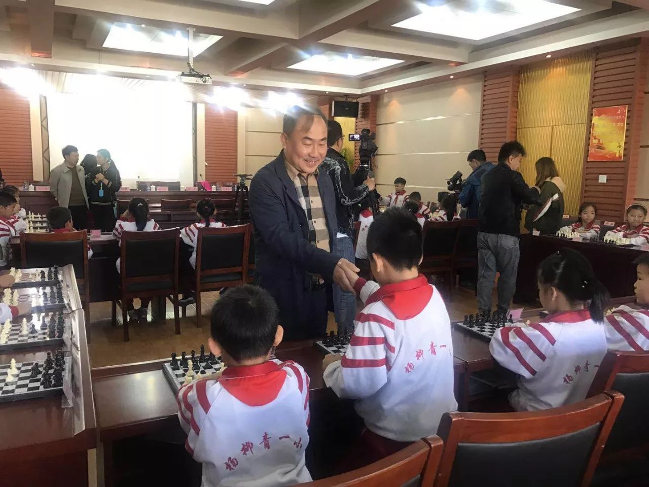 国际象棋大师王青伟,宁春红和俞婷做客天津杨柳青第一小学