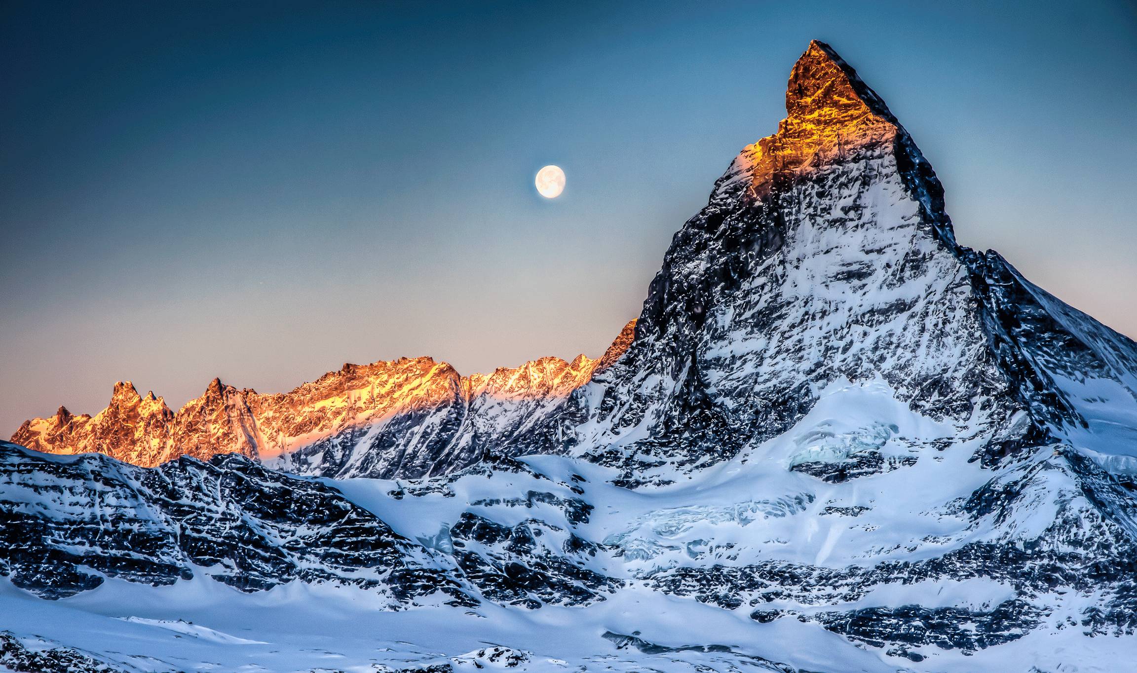 它是阿尔卑斯山下没有汽车的冰川之城,走进海拔1600米的白色仙境